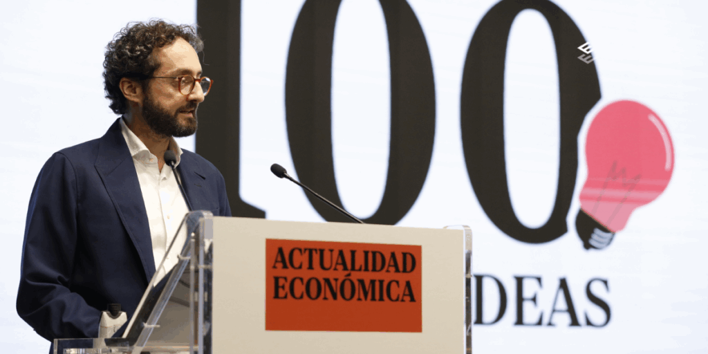 Le directeur d'El Mundo prononce un discours.
